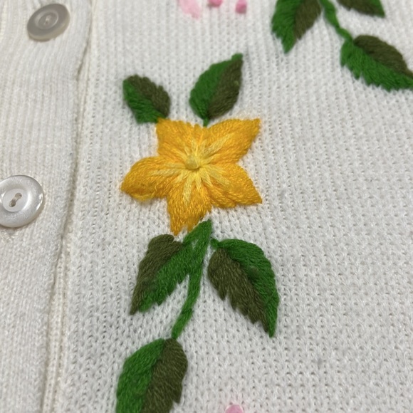 Vintage Sweater Bee By Banff White Cardigan Hand Embroidered Flowers Sz M EUC - Picture 5 of 13